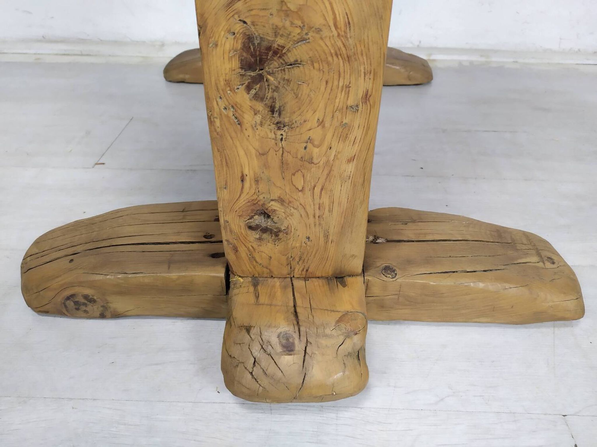 Table extérieur brutaliste