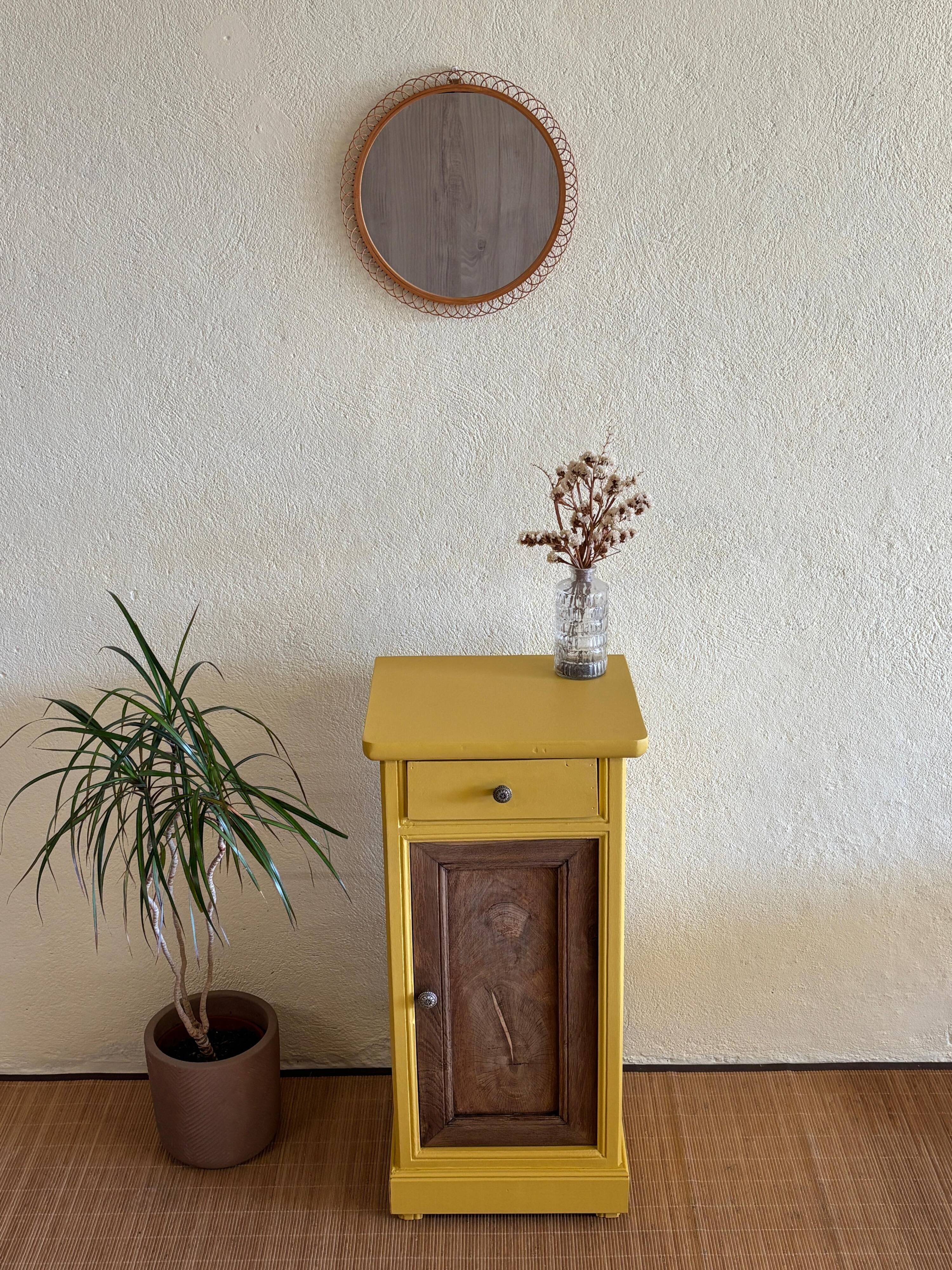 Petit meuble d'appoint ancien revisité – bois naturel et jaune moutarde