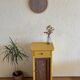 Petit meuble d'appoint ancien revisité – bois naturel et jaune moutarde