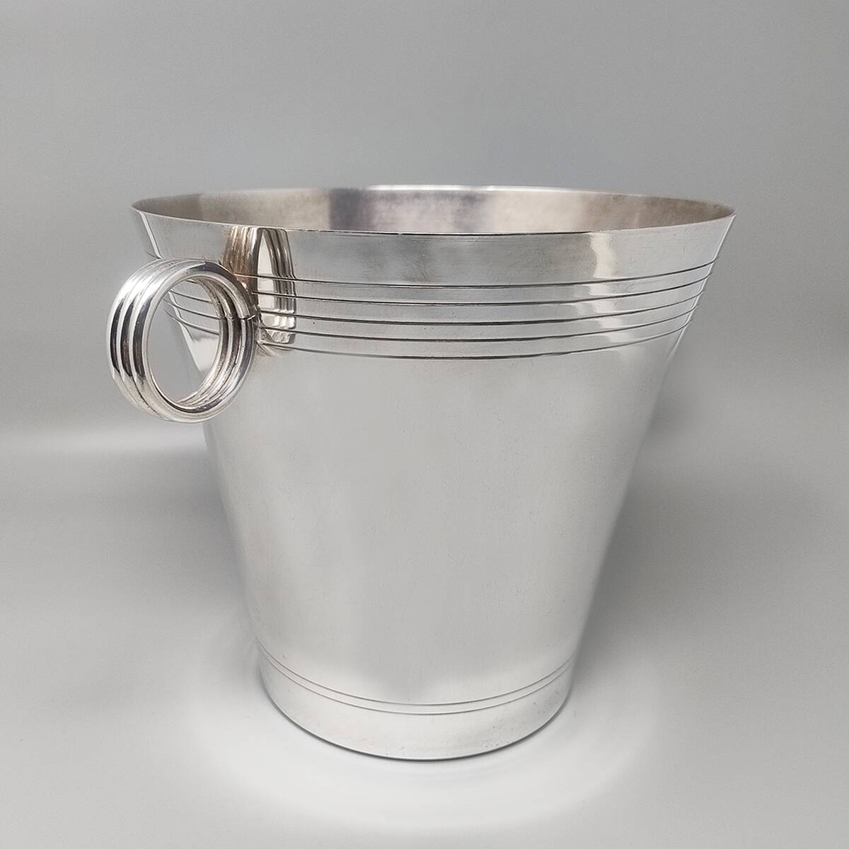 1930s Gorgeous Art Deco Champagne or Ice Bucket by Udner in Silver Plated.