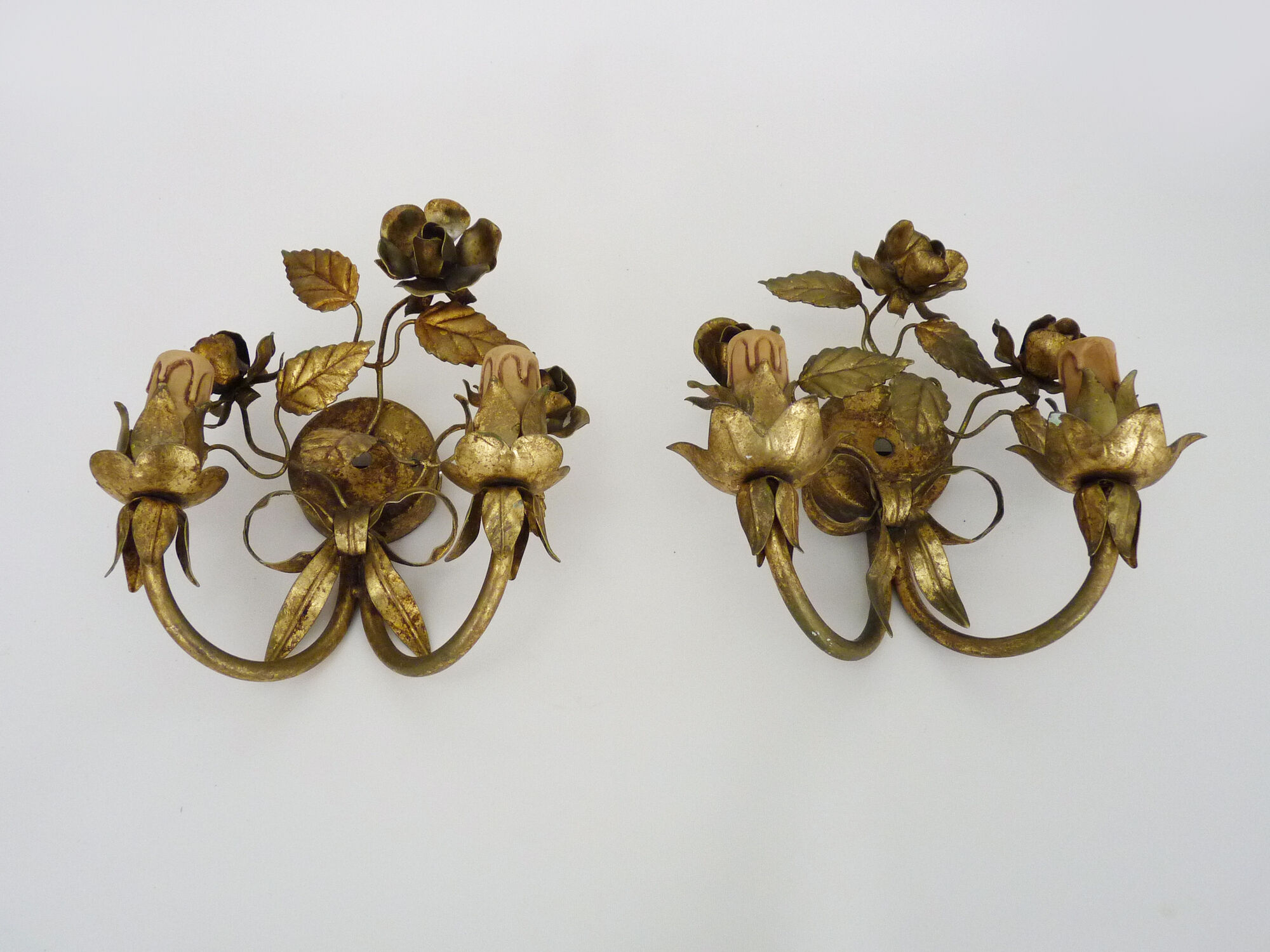 Pair of gilded metal sconces decorated with flowers and foliage. Year 60