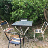 Helix table with its 4 chairs