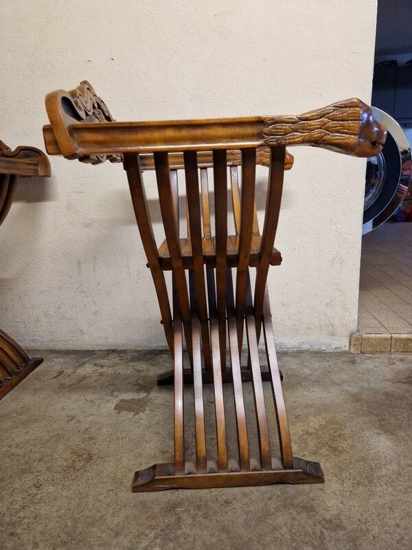 Pair of curule chairs known as Savonarole chairs - In carved wood