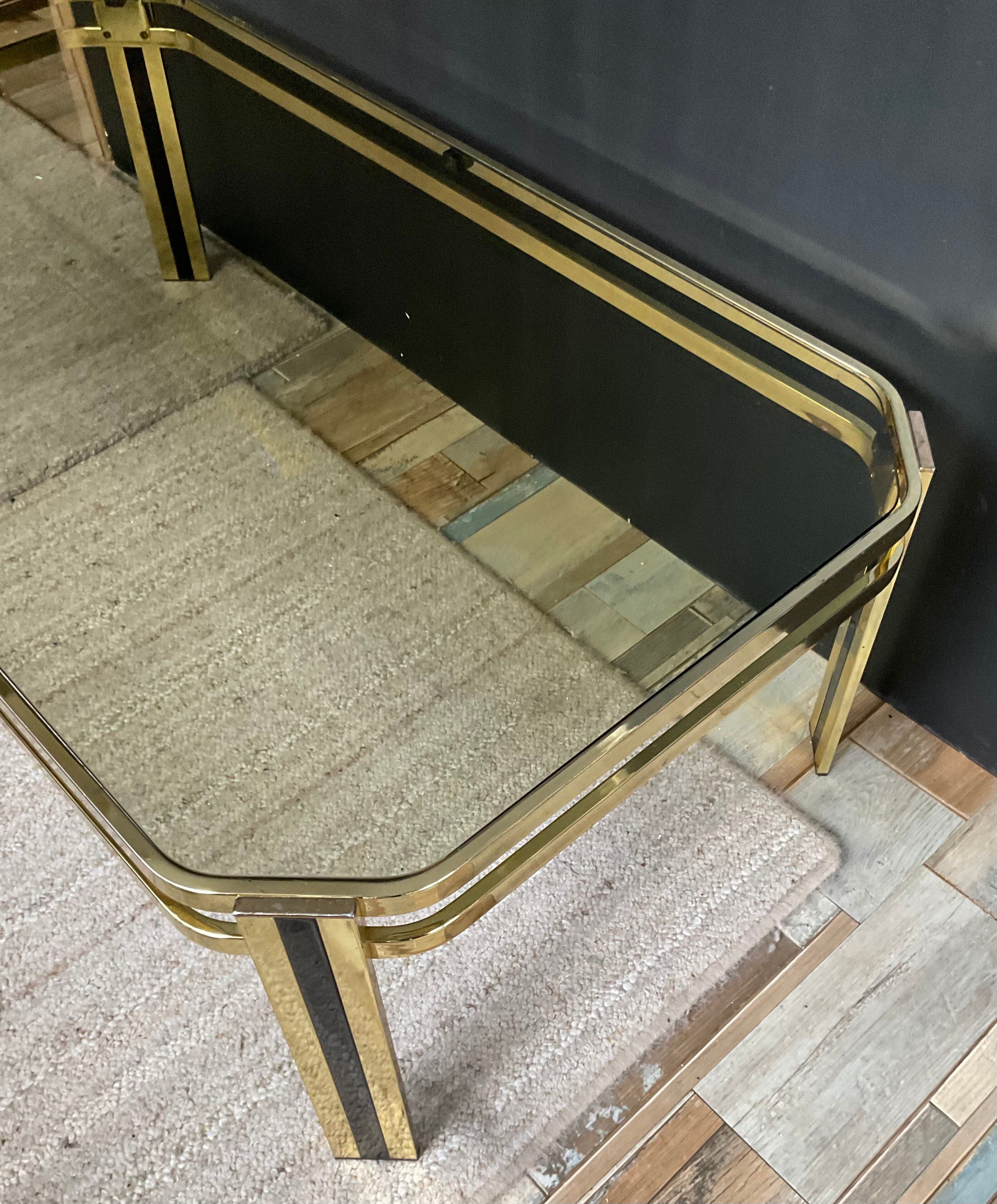 Table basse vintage années 70 en métal doré et verre fumé