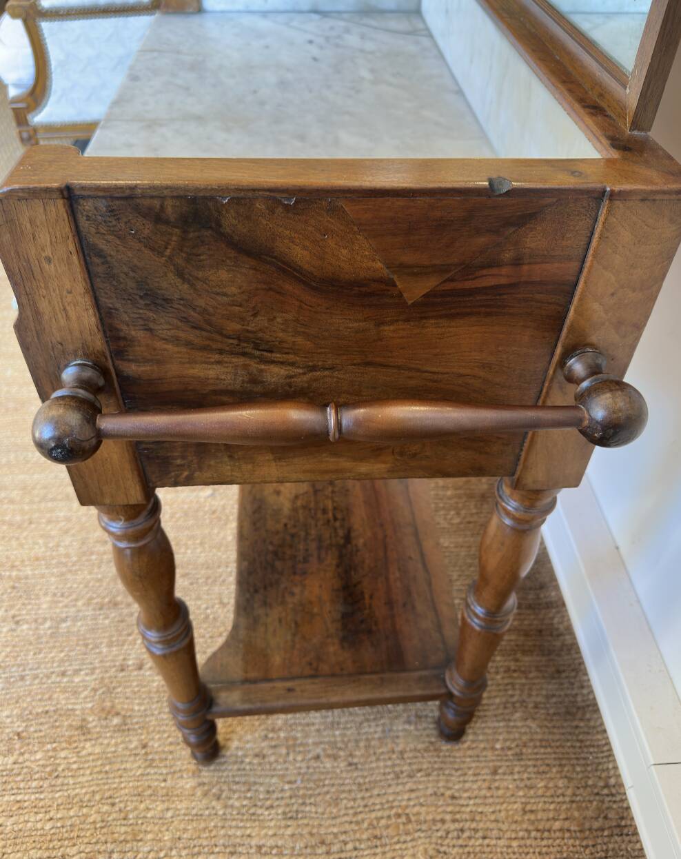 Meuble de toilette ancien avec marbre blanc et miroir