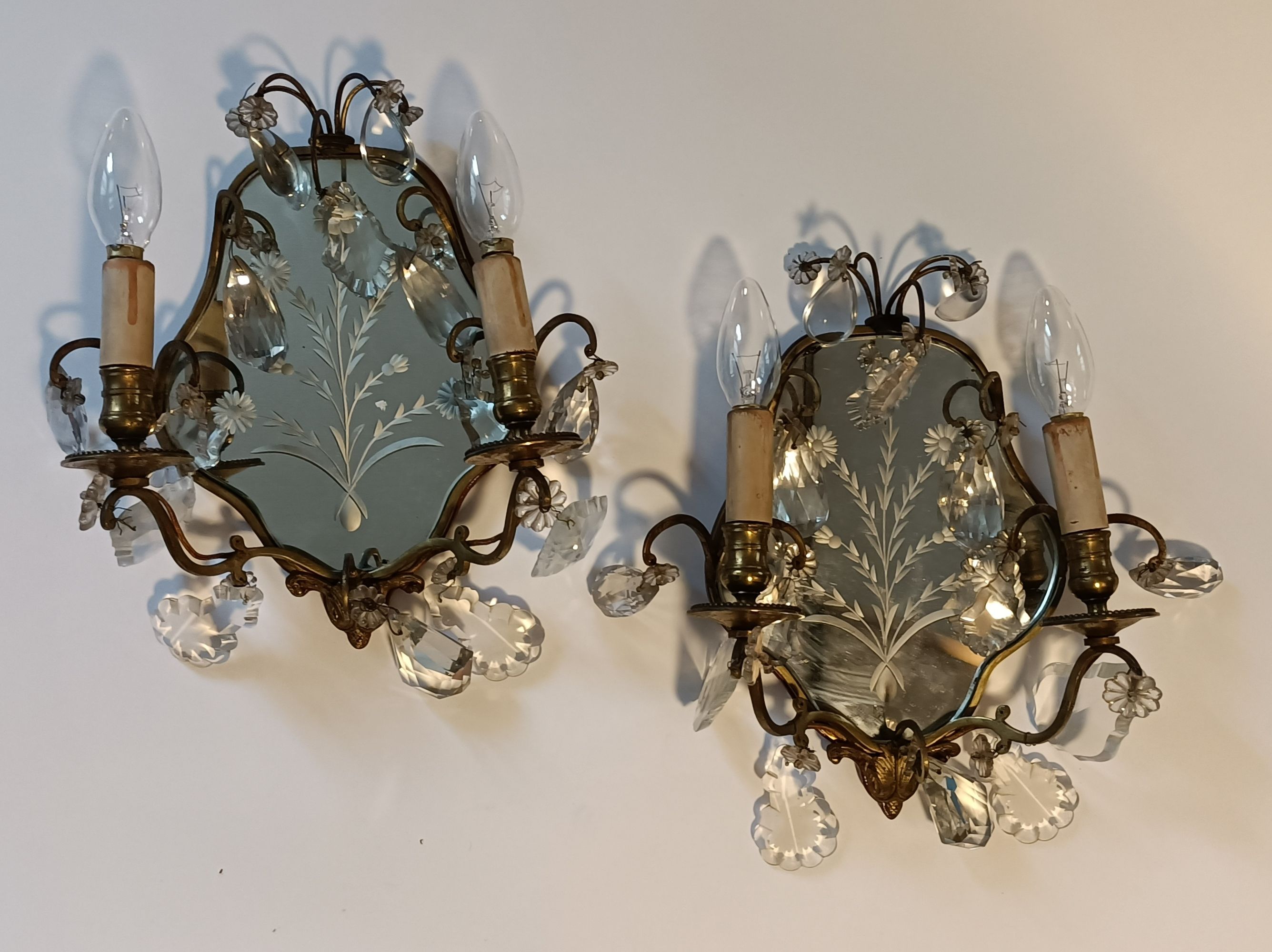 Pair of mirror sconces with two arms of light with gilded brass grapevines, Italy 1960.
