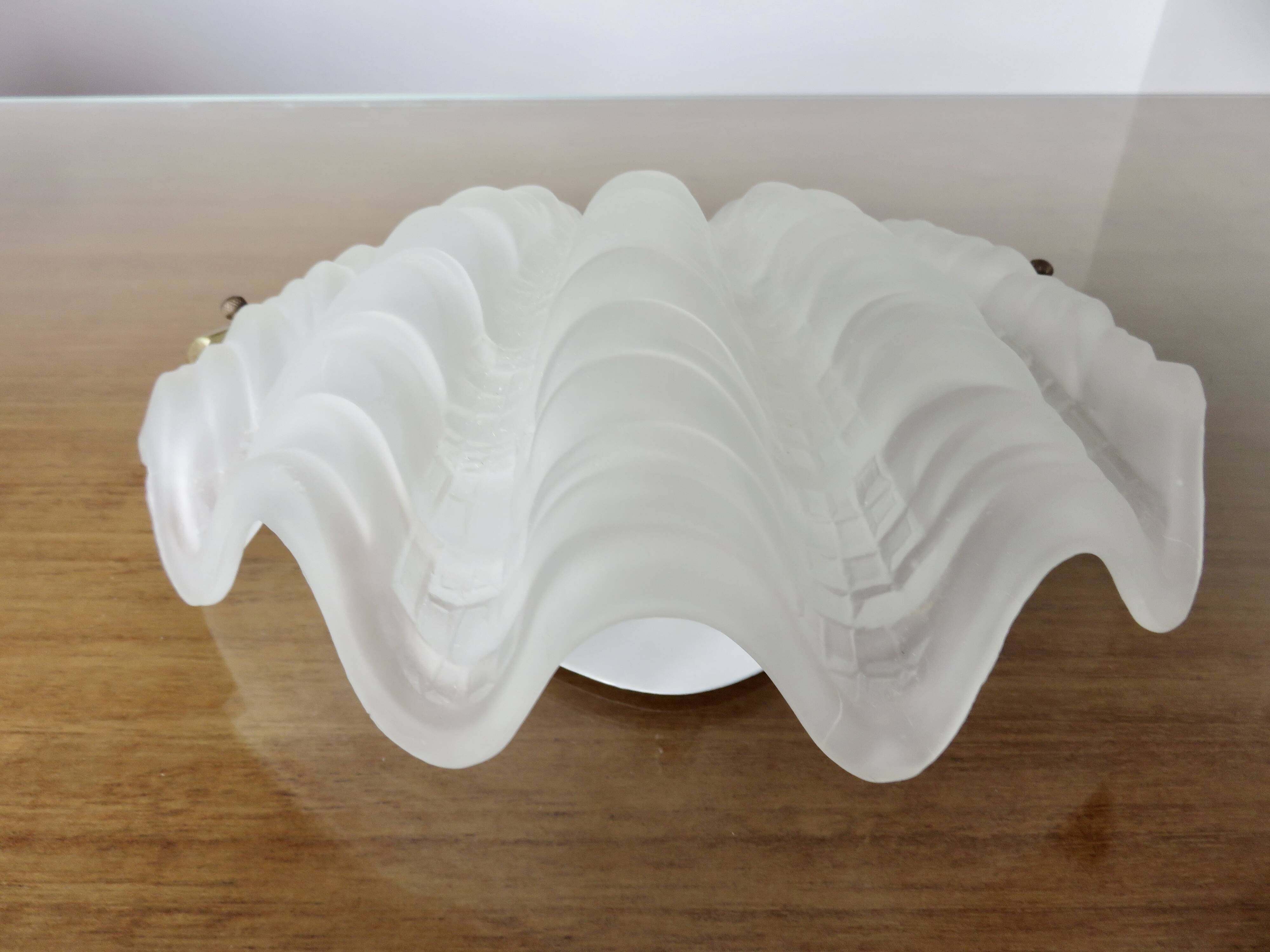 “Shell” wall lamp in gilded brass and frosted glass 1970