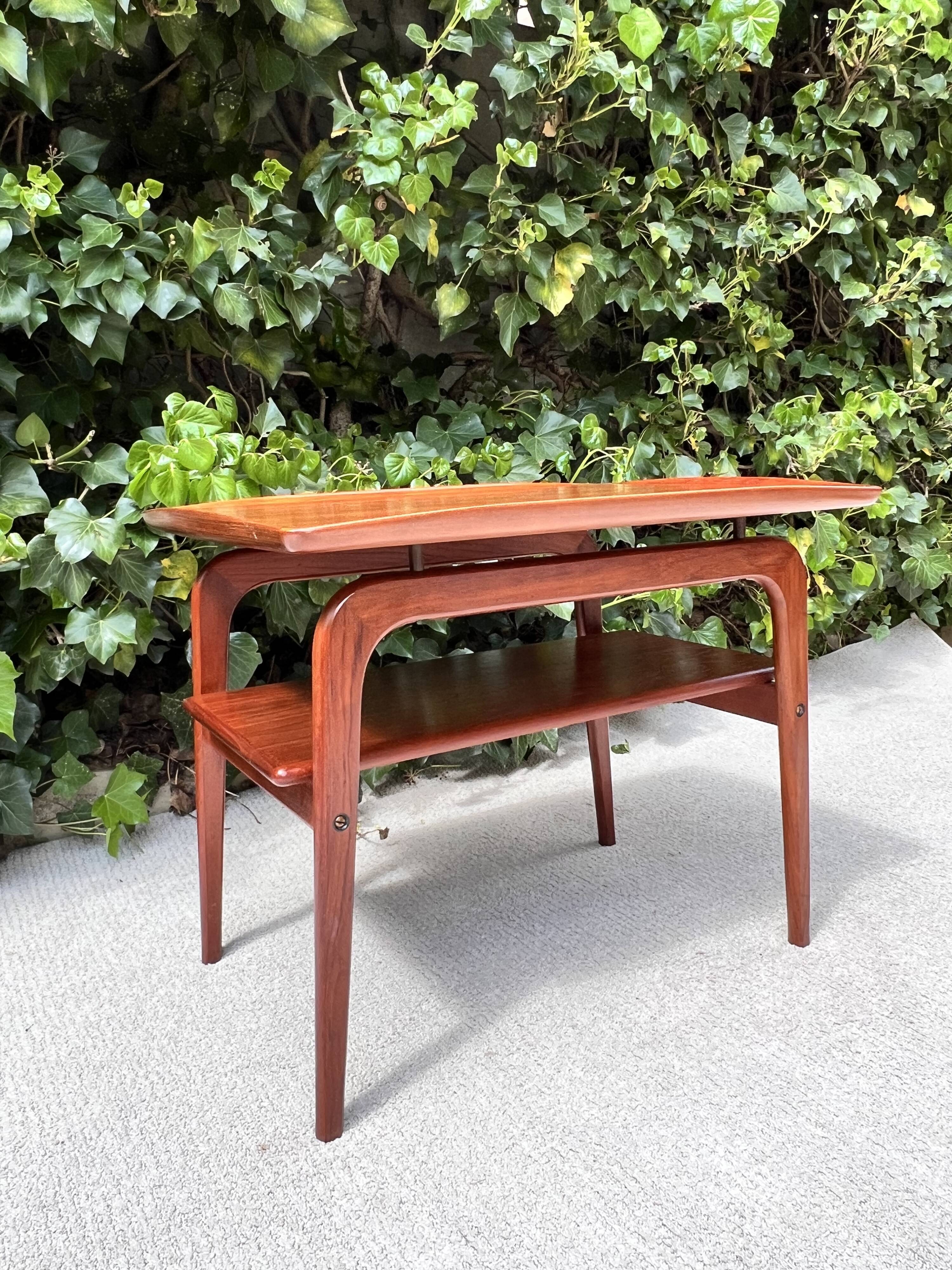 Table d’appoint danoise en teck par Arne H-Olsen