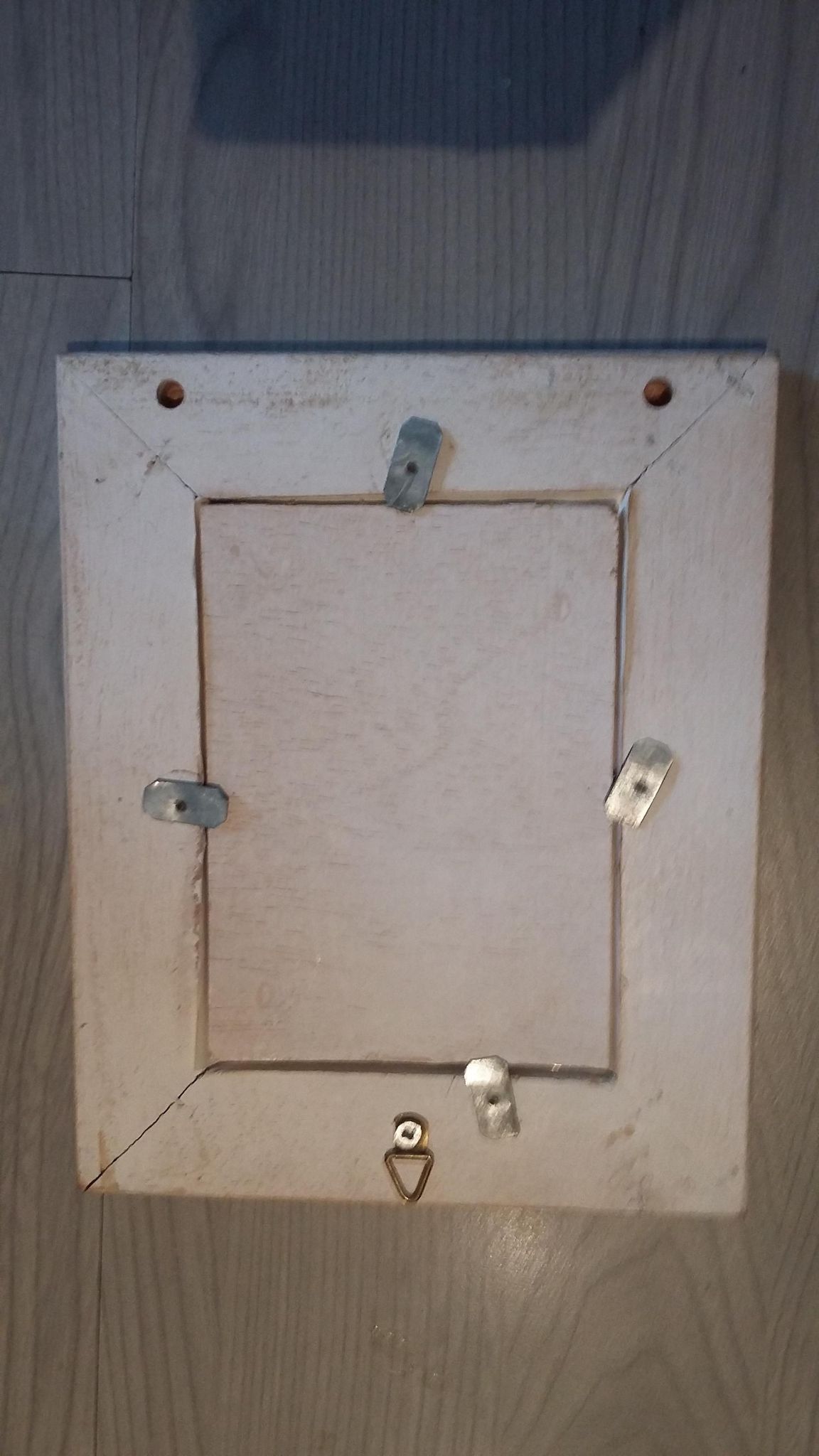 Wooden frame with 4 metal corners