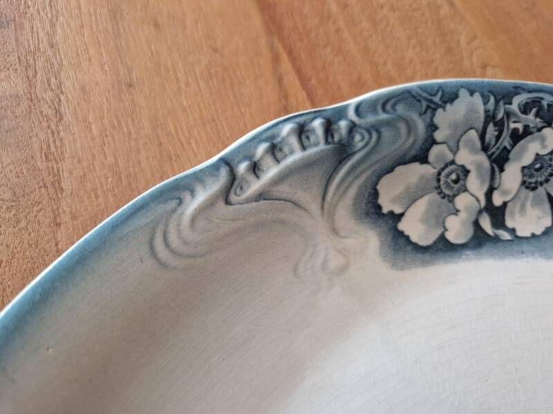 Important hollow plate in Saint Amand and Hamage earthenware, model Sylvia.