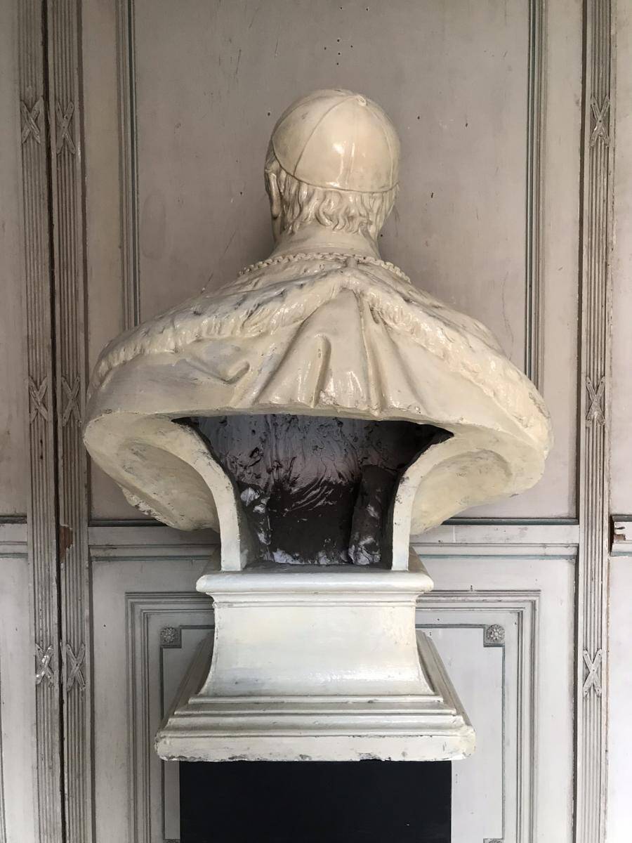 Buste d’un prélat en plâtre