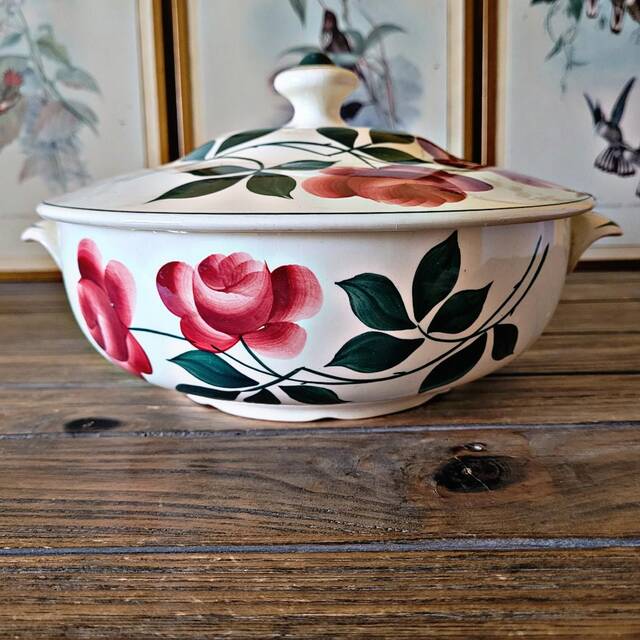 Choisy Le Roi HBC soup tureen model Vernon with rose pattern before 1920