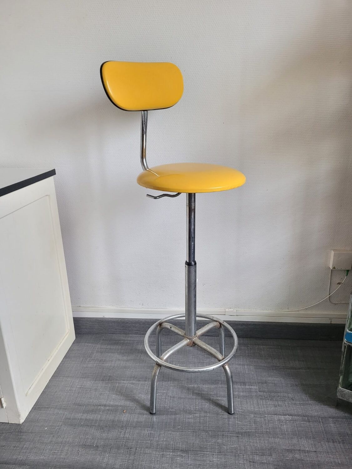 Vintage skaï yellow industrial stool