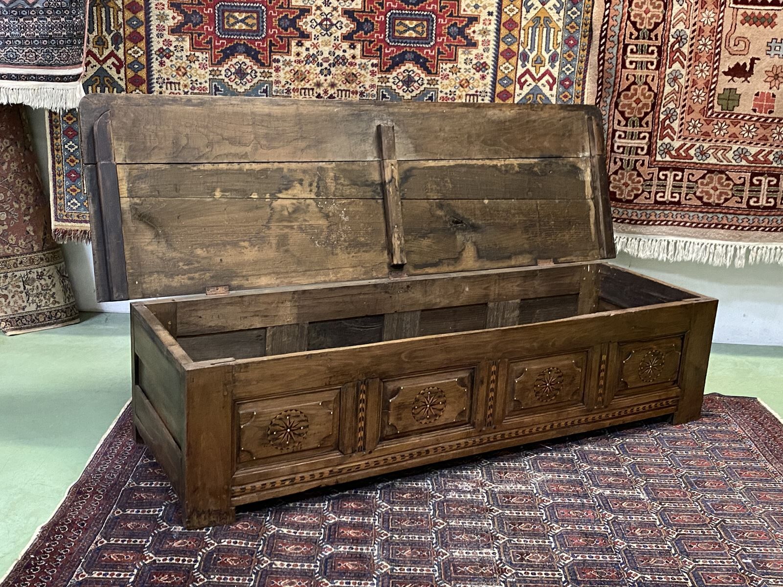 Banc coffre breton en châtaigner et marqueterie XIXème