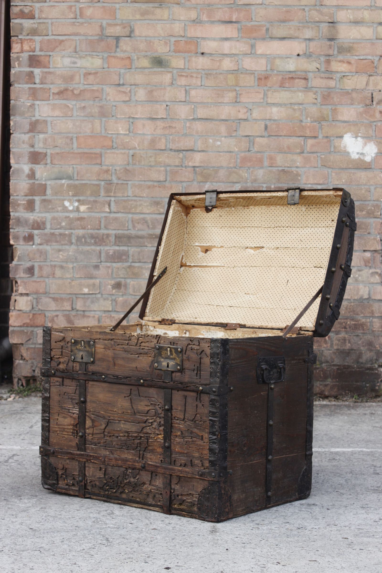 Chest or travel trunk in wood and wrought iron, 18th century