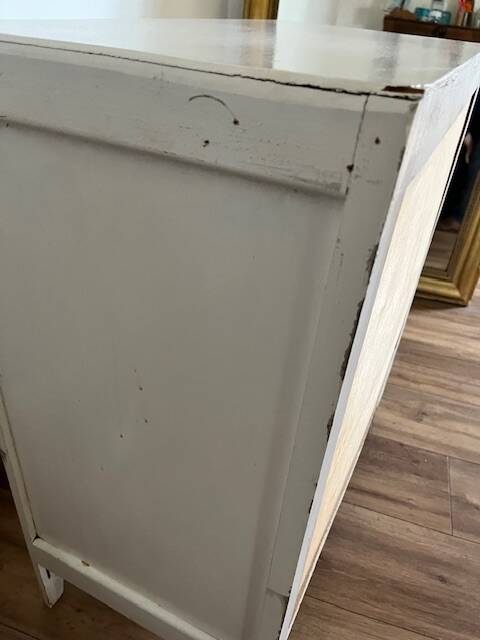 White chest of drawers