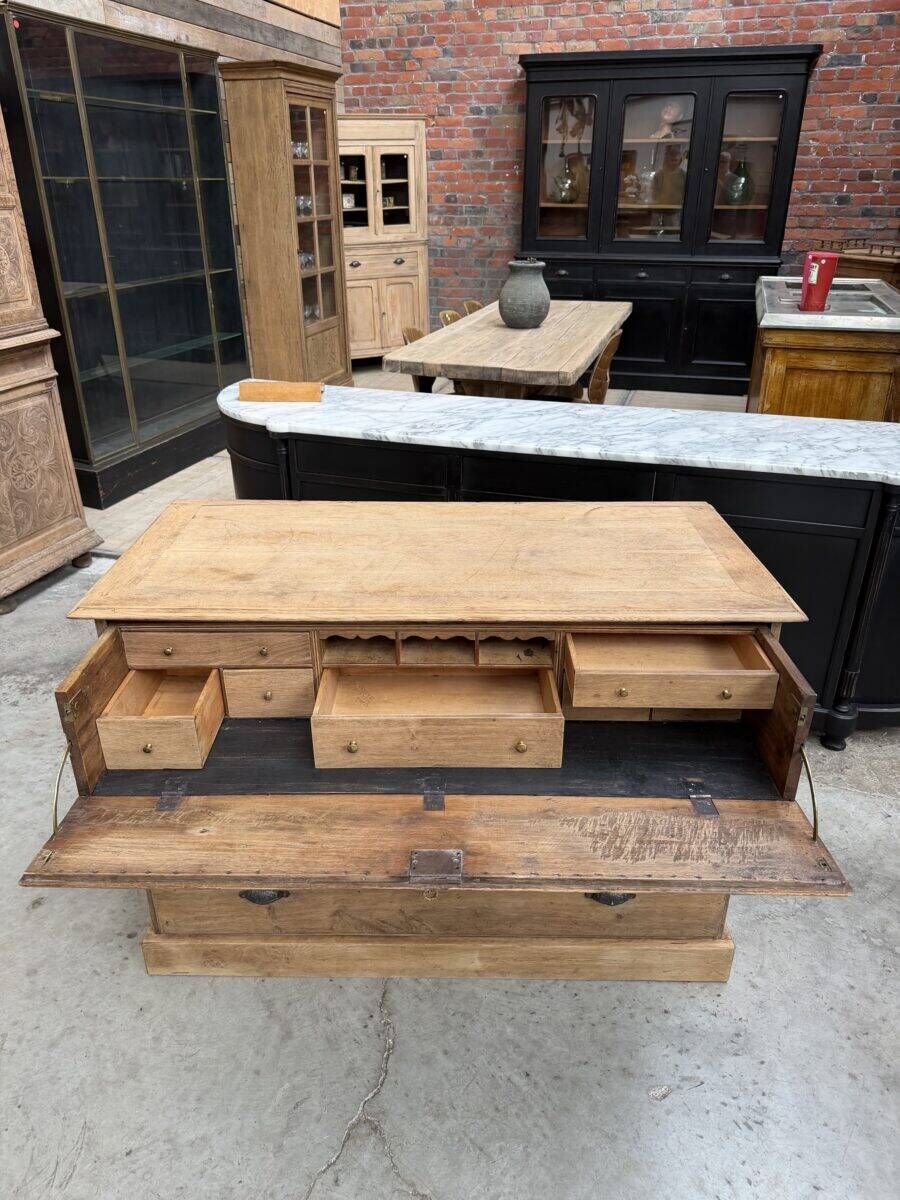 Oak chest of drawers from the early 20th century.