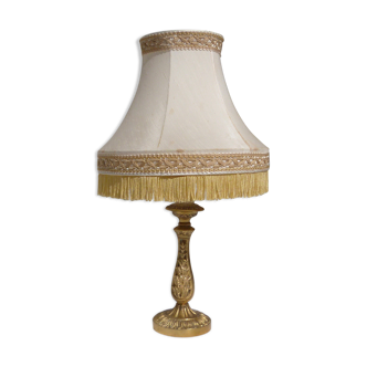 Classic lamp with fringed shade