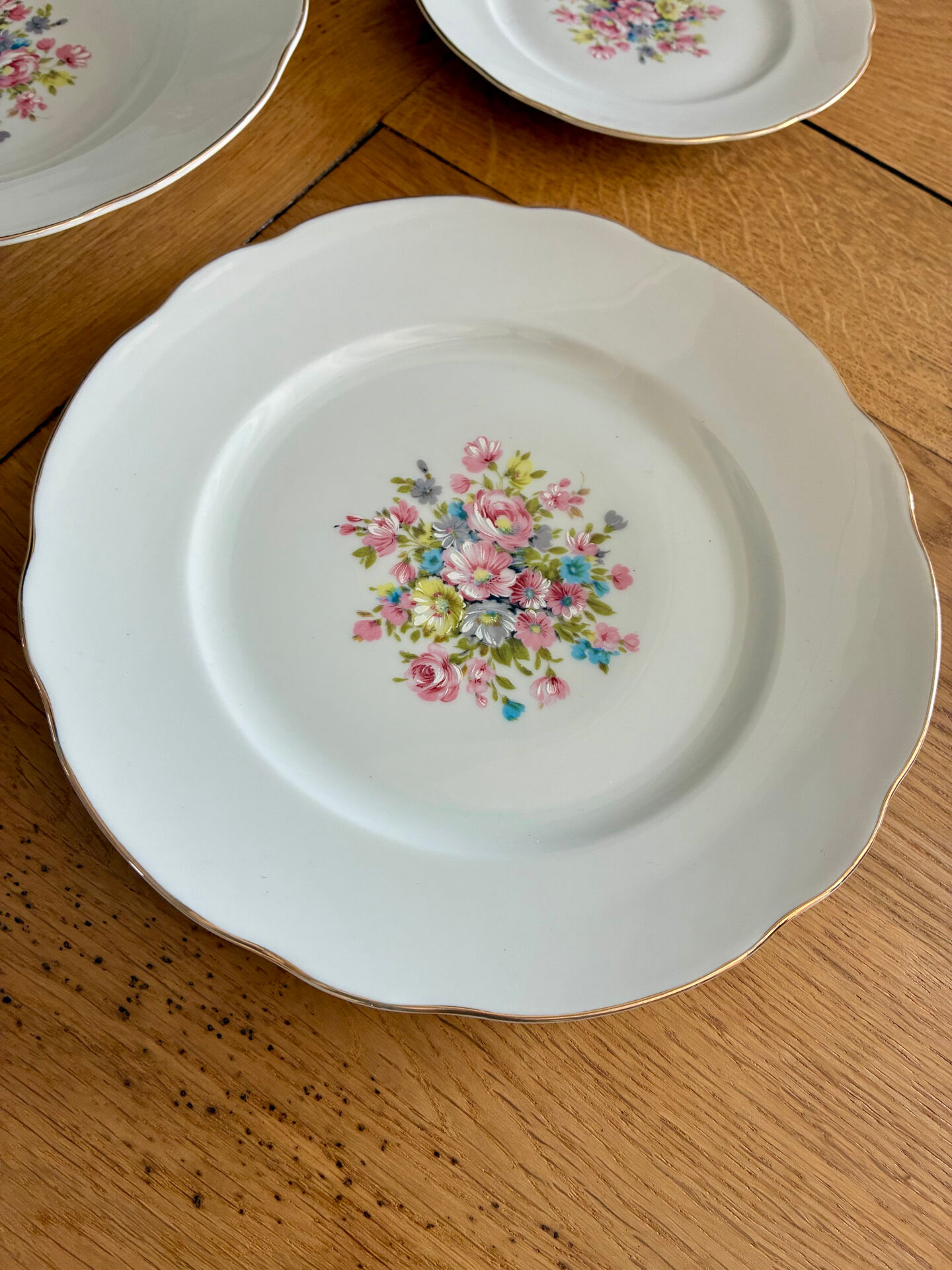 Complete 36-piece vintage porcelain table service - As new condition