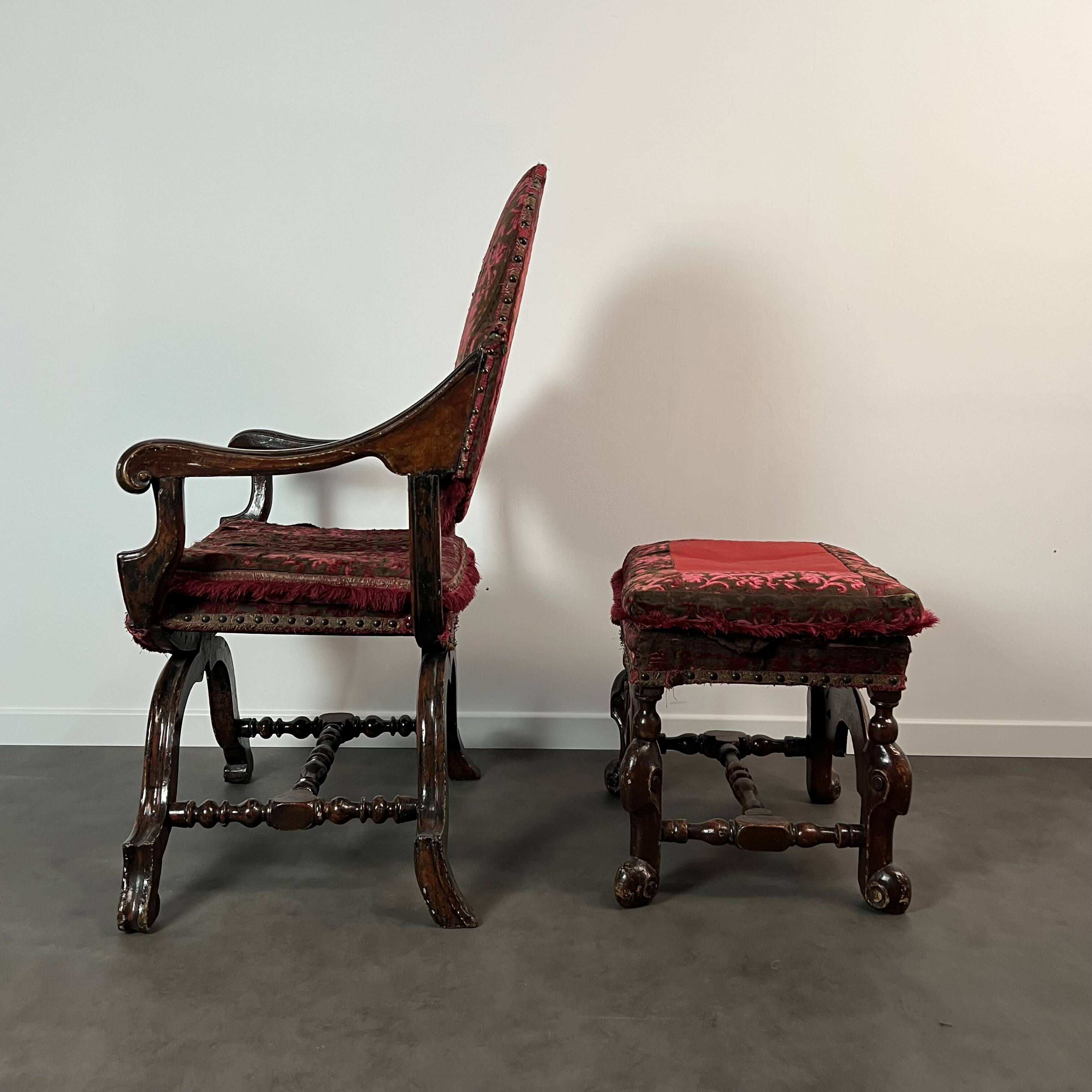 Fauteuil Curule, X-frame chair, William & Mary avec son repose-pied XVIIe