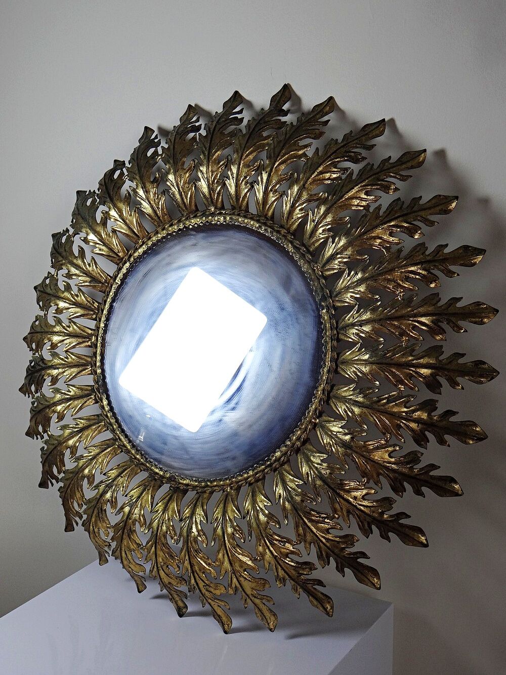 Large Italian sunburst wall mirror in gilded metal, 1960s-70s.