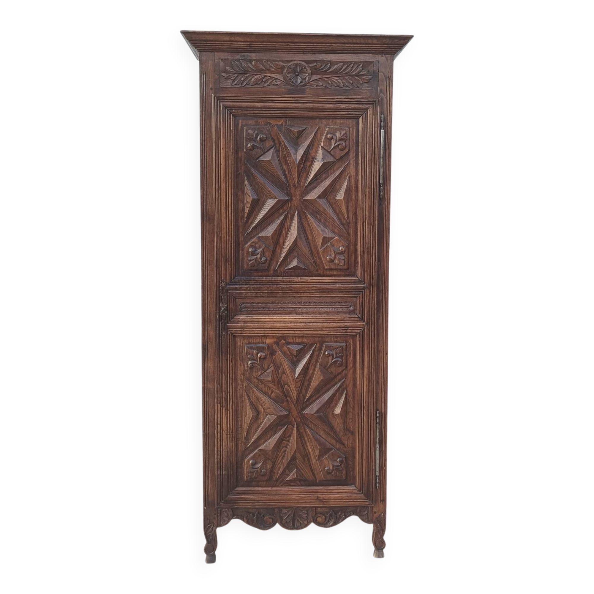 Standing man Louis XIII in oak