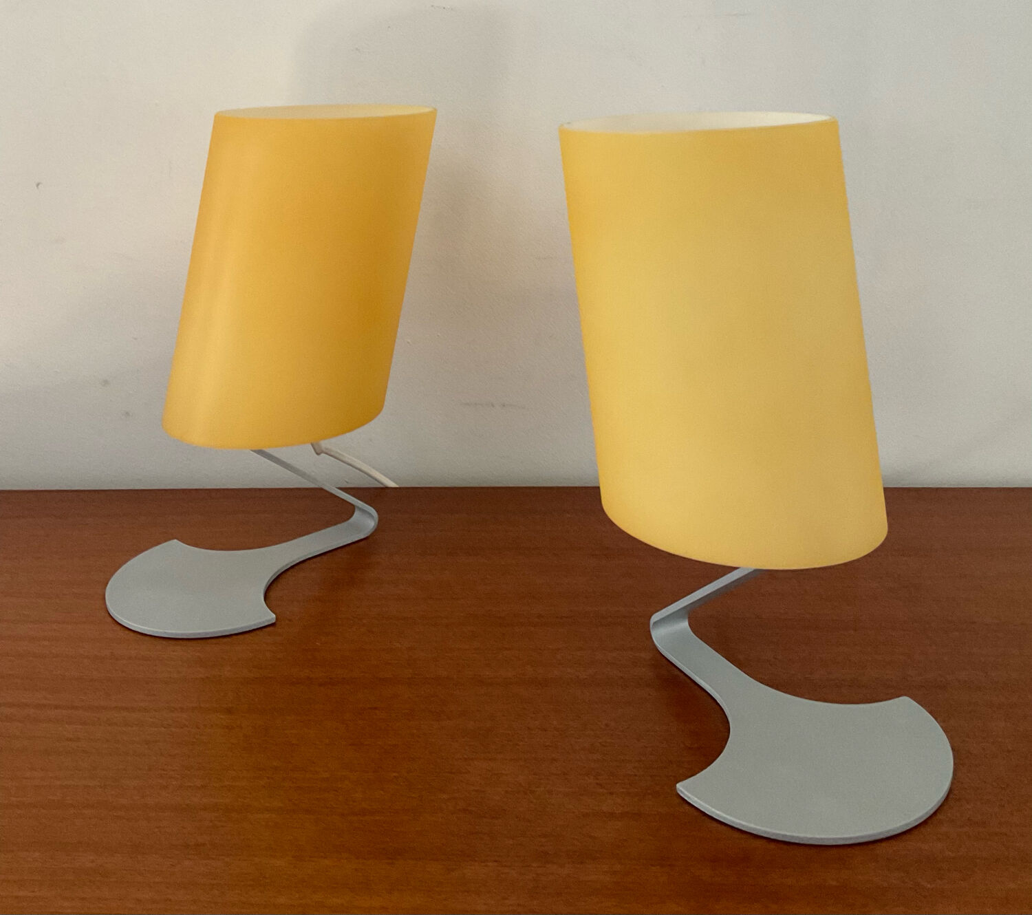 Paire de lampes design en opaline jaune et métal