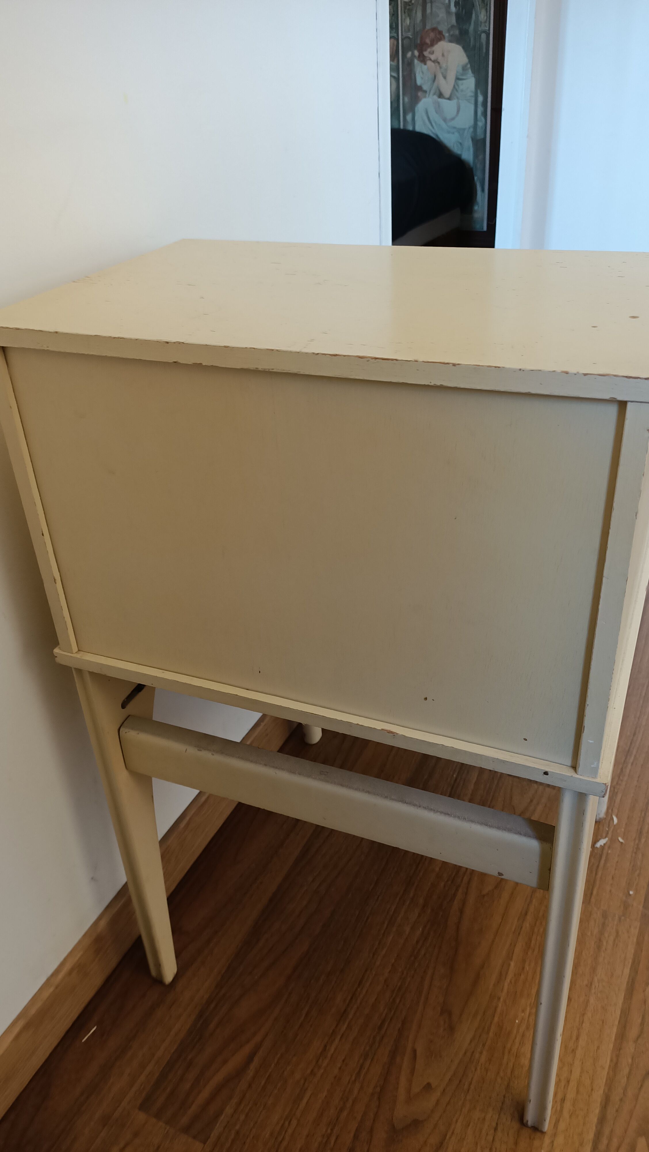 Chippy Phone Seat Table