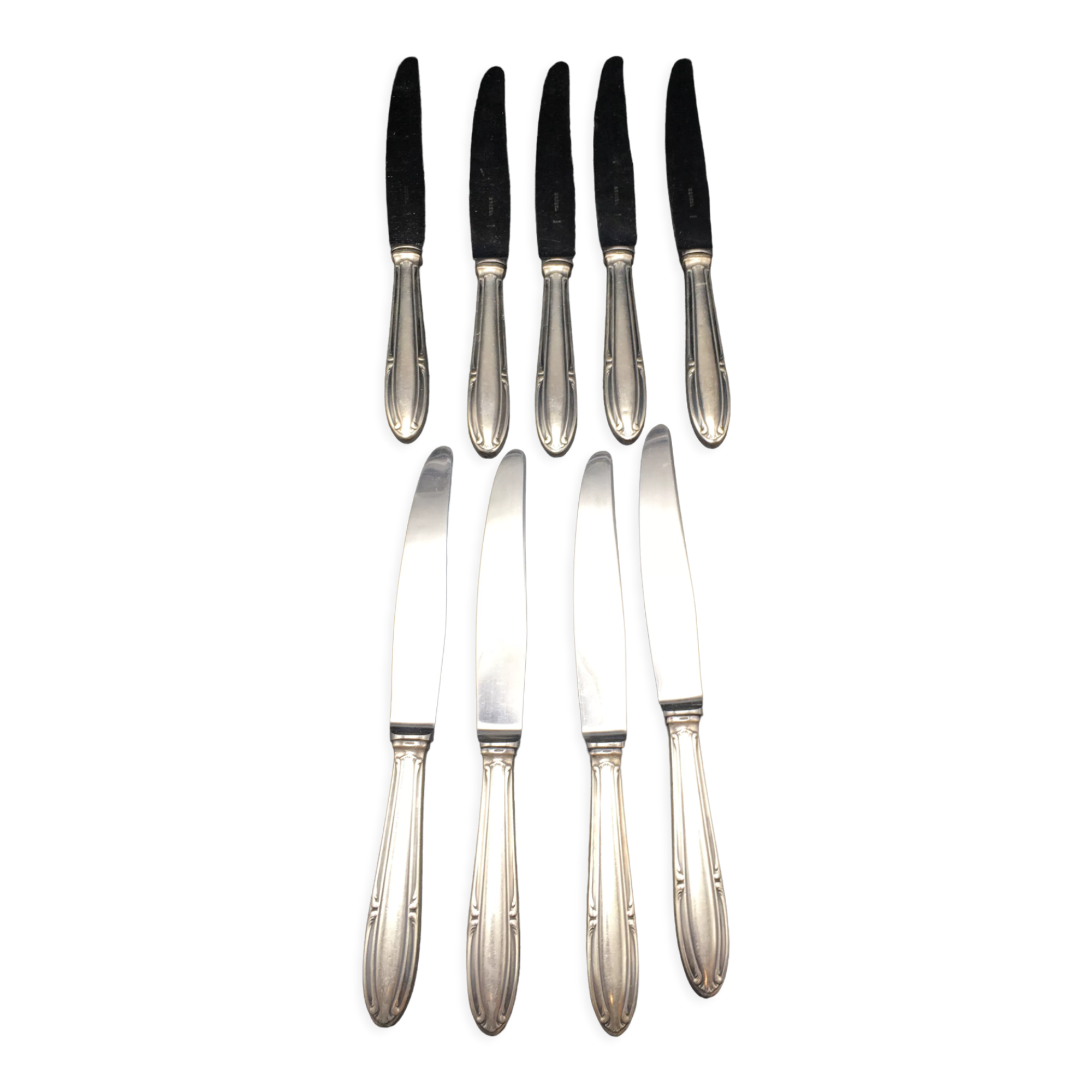 9 table knives in silver metal.
