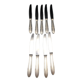 9 table knives in silver metal.