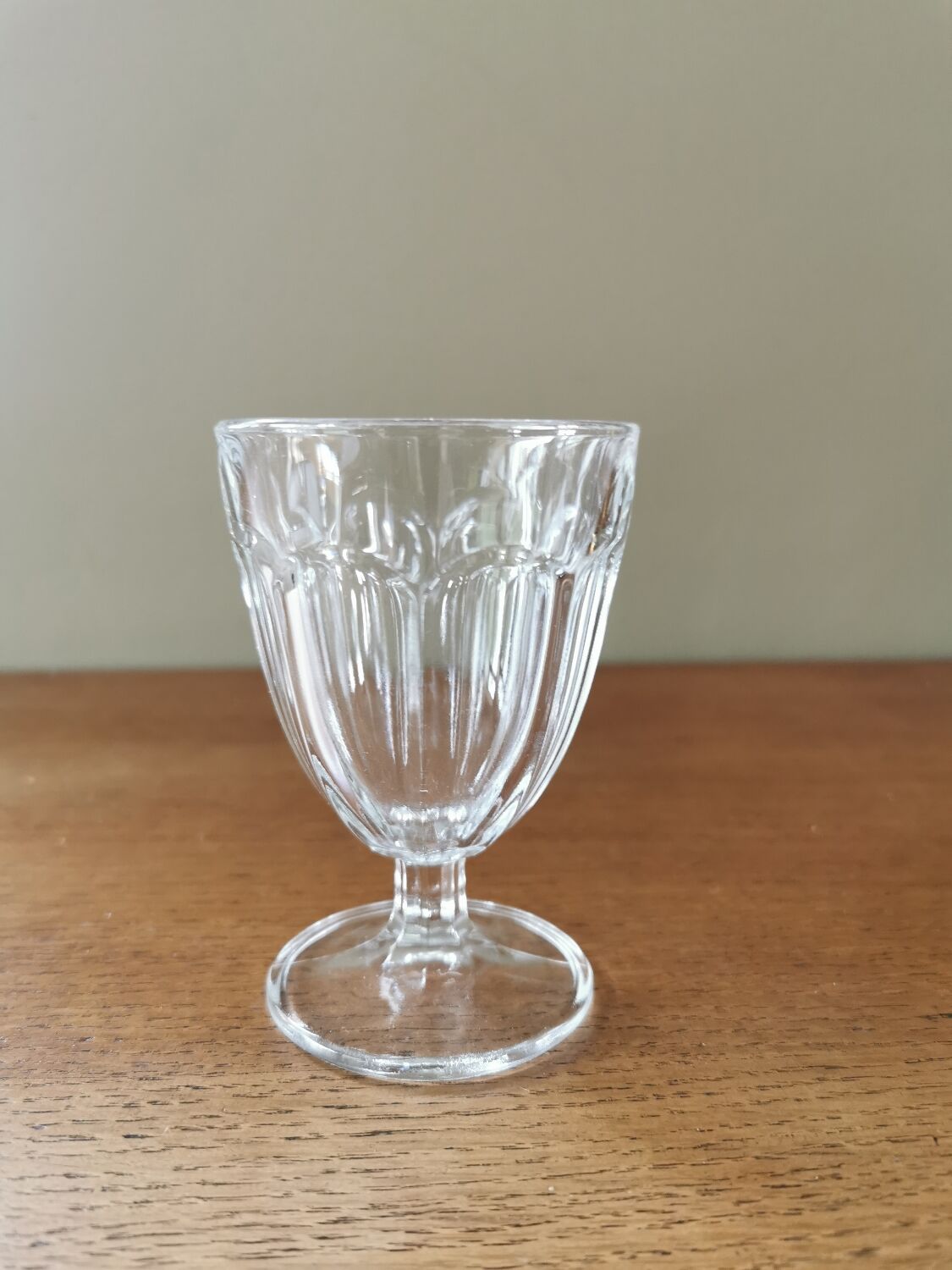 Suite of 8 stemmed glasses