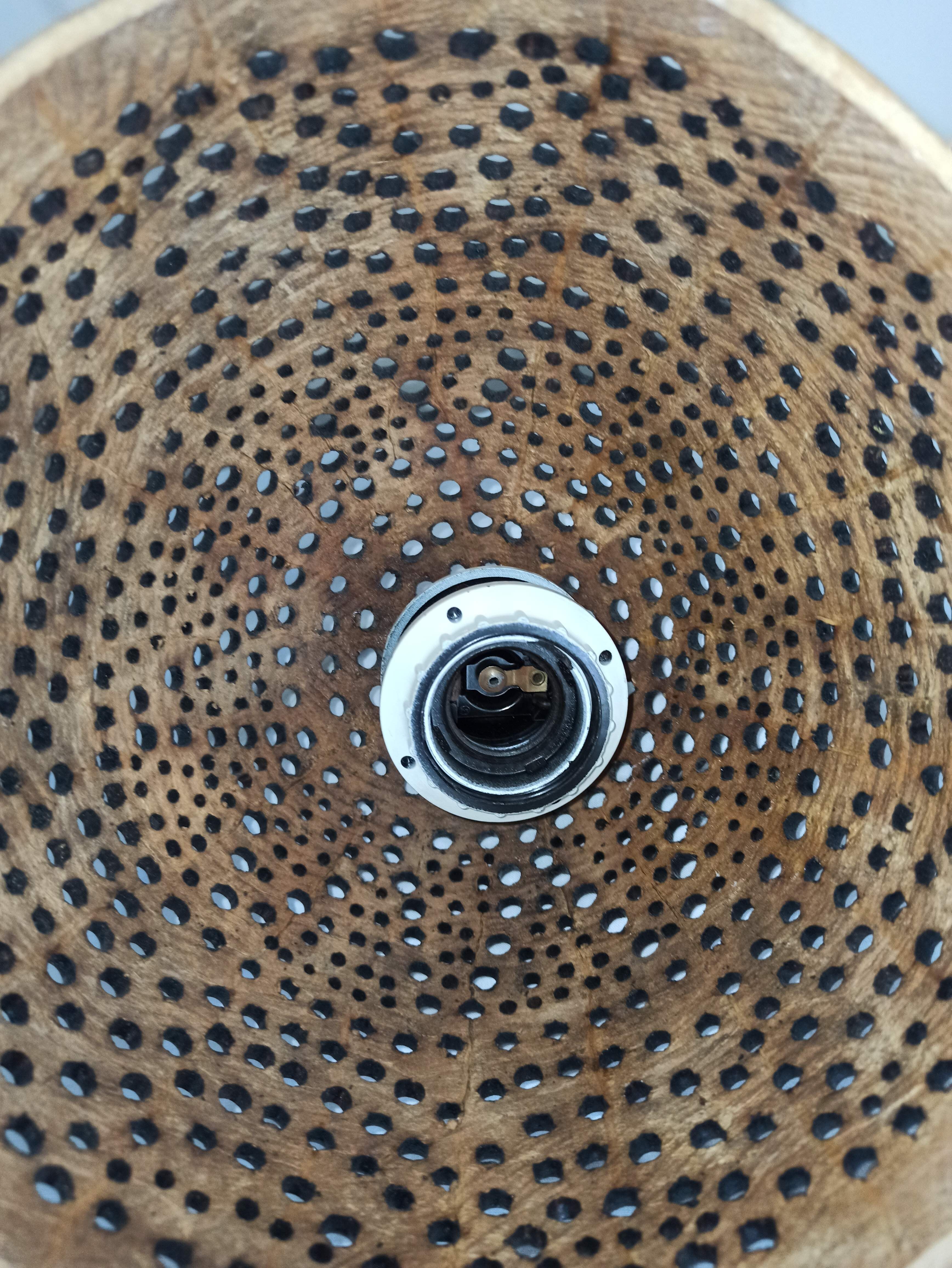 Openwork suspension in wood