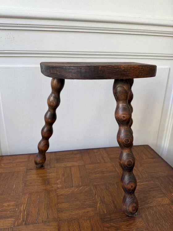 Tabouret de traite ancien style brutaliste tripode en bois tourné