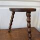 Tabouret de traite ancien style brutaliste tripode en bois tourné