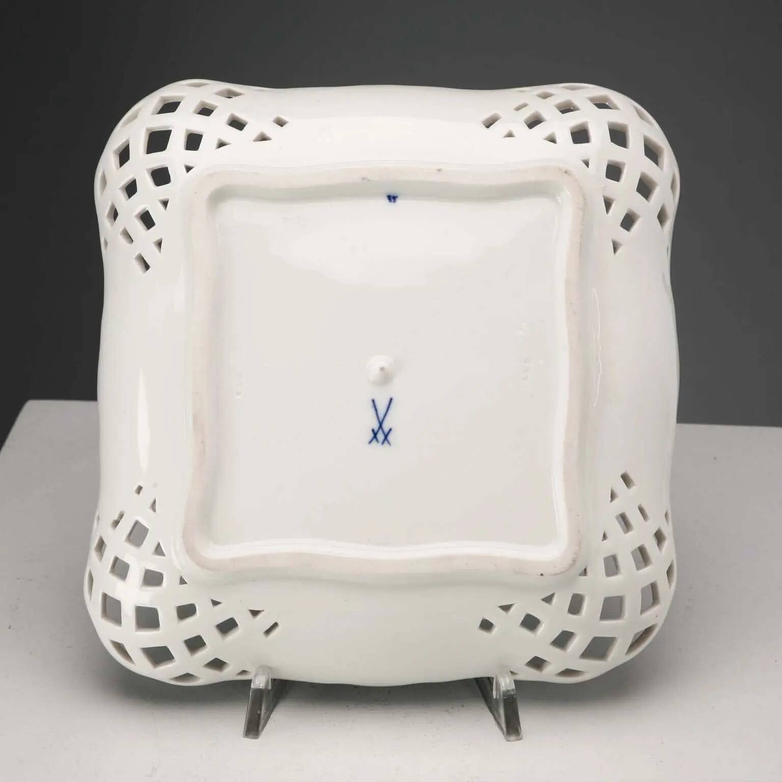 Ancient porcelain plateau from Meissen, Germany, 20th century.