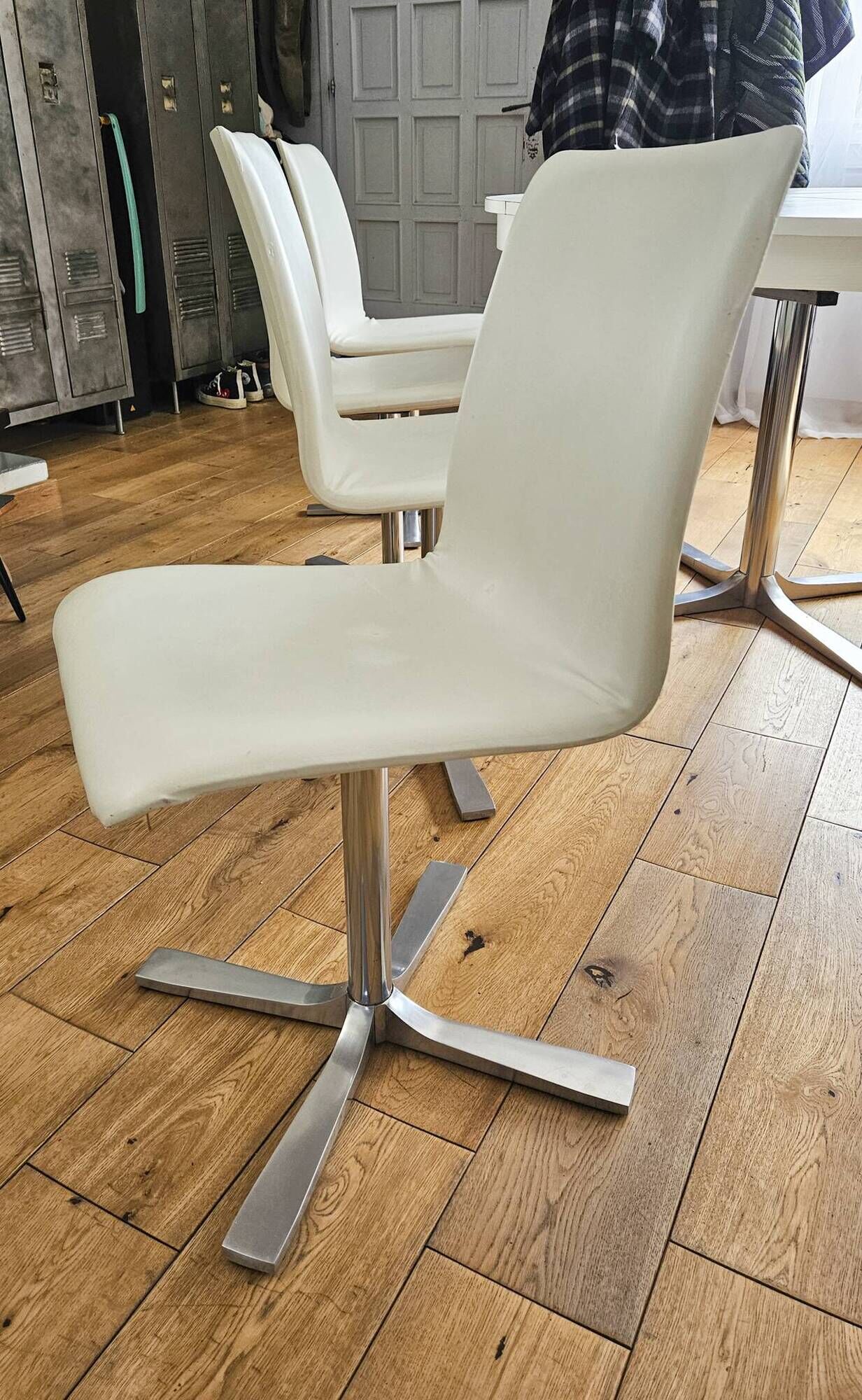 Extendable round table in white formica and 4 matching chairs by Roche Bobois.