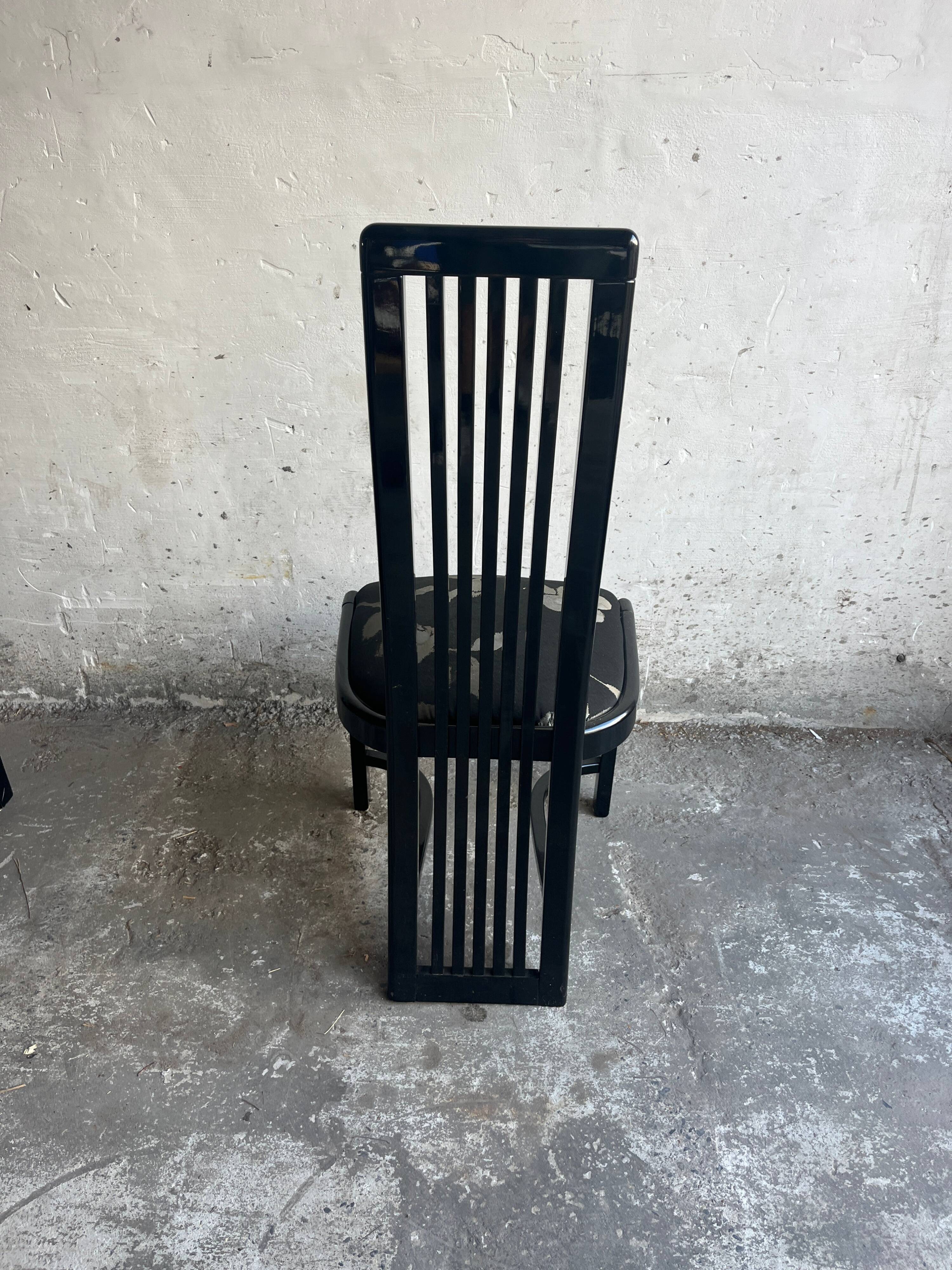 Set of 6 black lacquered wooden dining chairs with high backs and patterned fabric seats, 1980s.