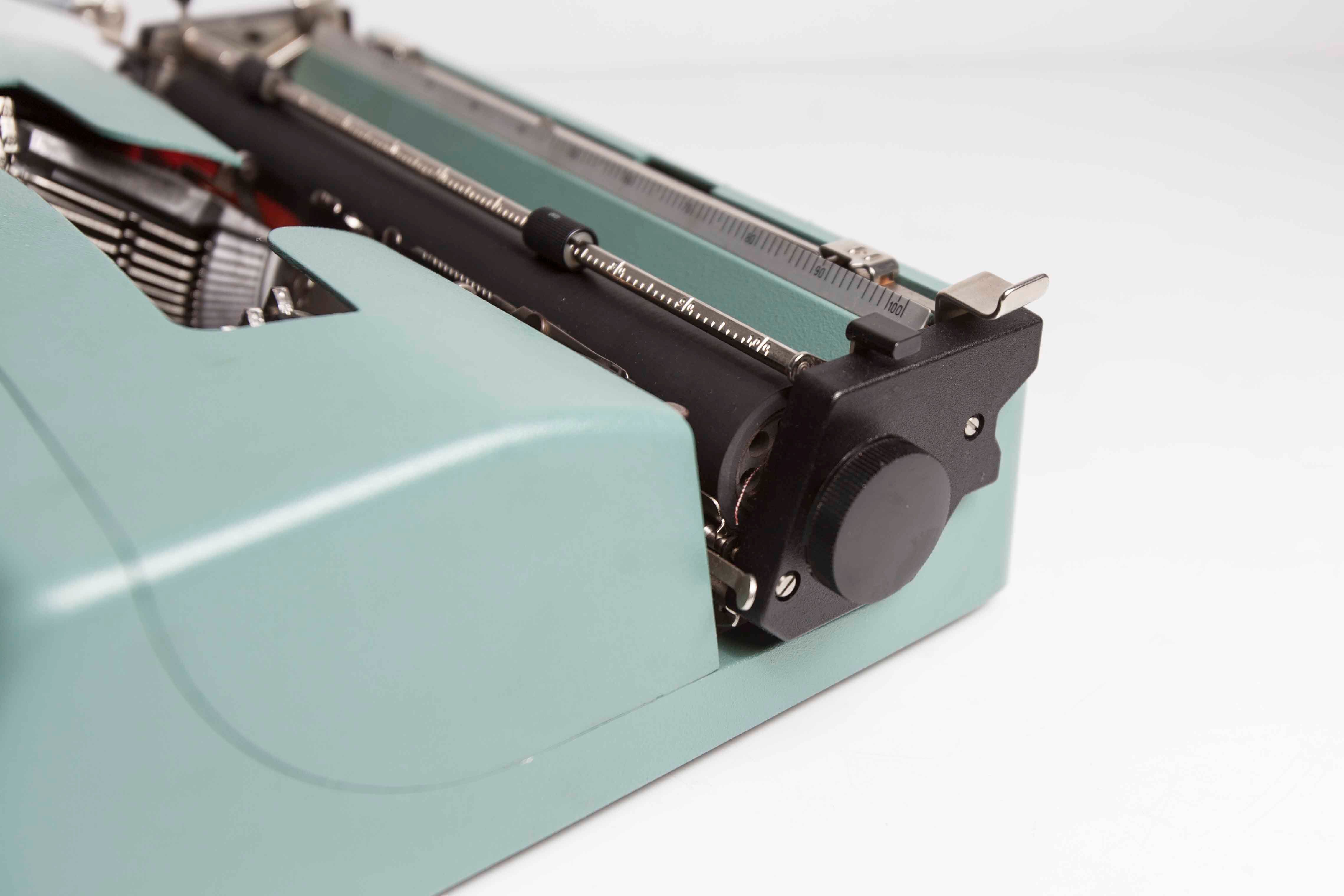 Olivetti Lettera 32 typewriter revised and new ribbon