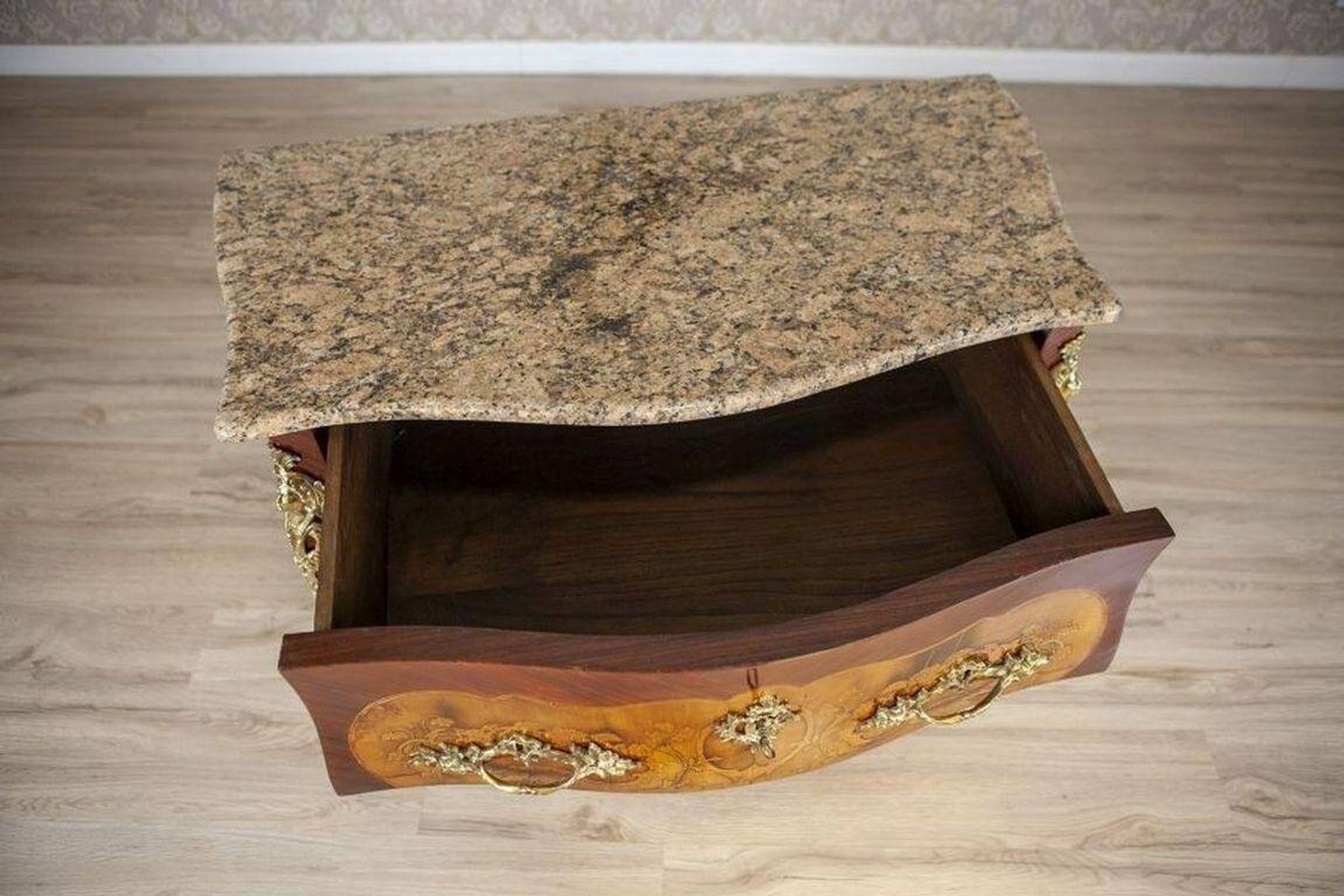 Commode de style français avec dessus en granit, années 1890.