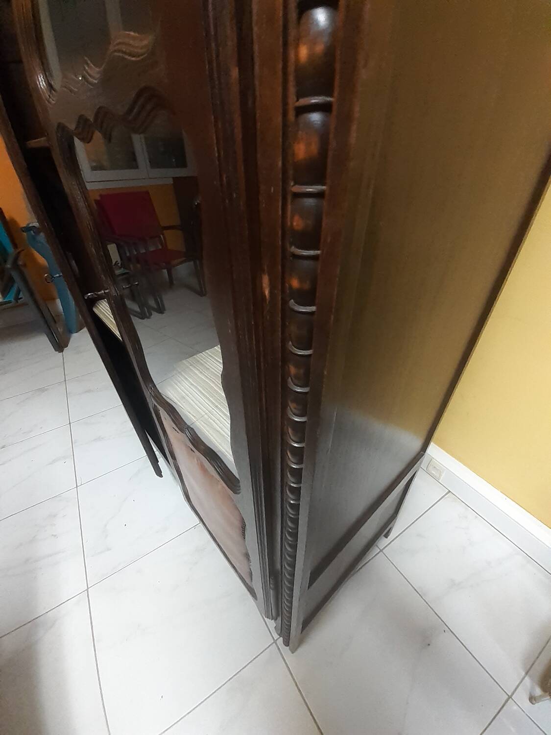 Glass cabinet/display cabinet/bookshelf