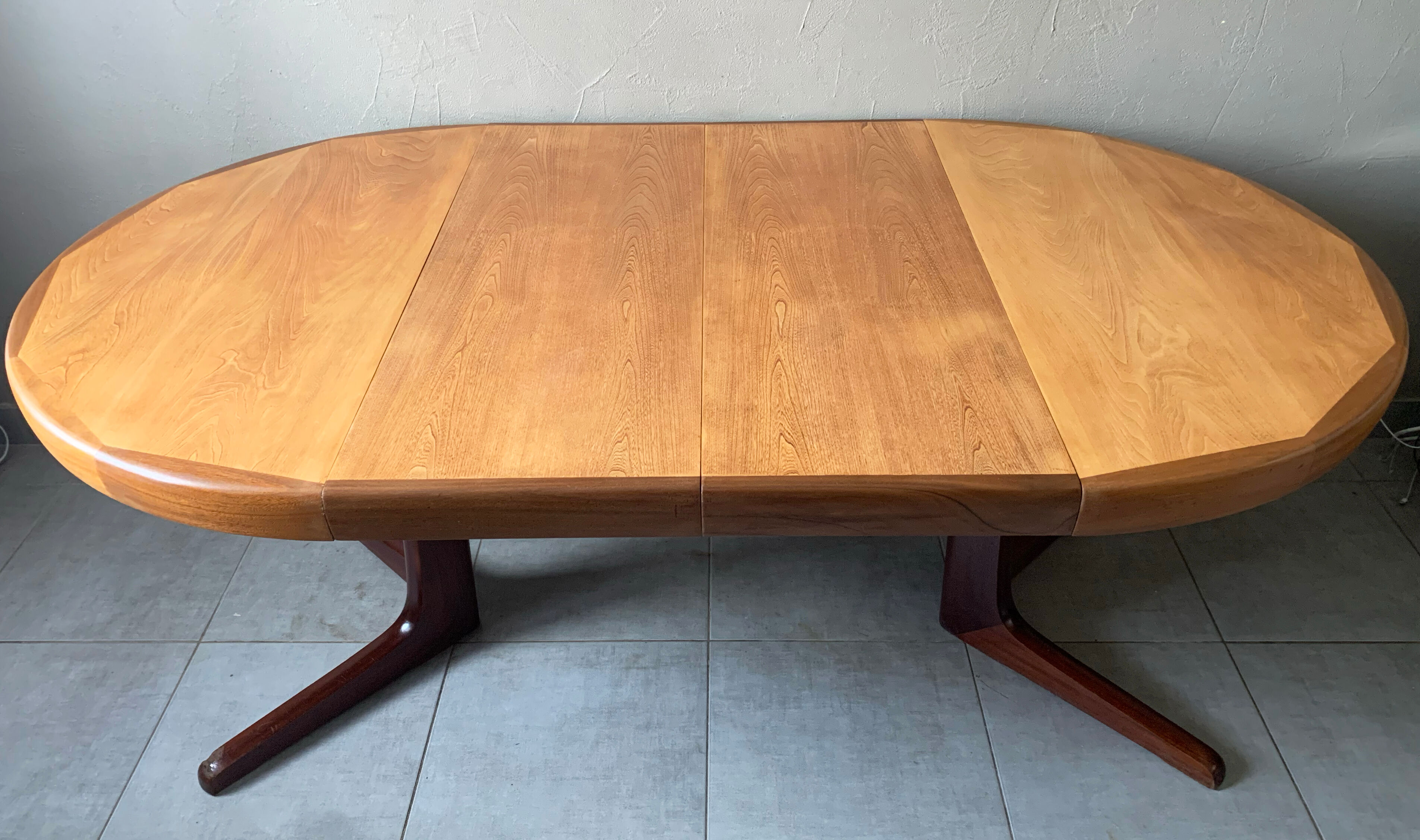 Vintage round Scandinavian table with extendable star center leg
