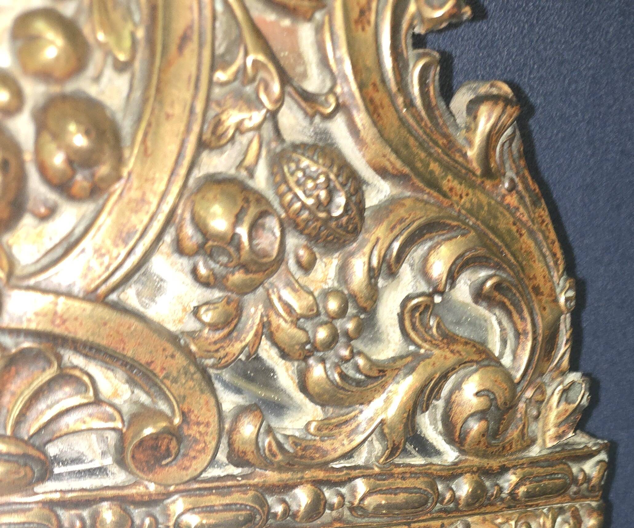 Miroir ancien en cuivre repoussé doré – époque Napoléon III