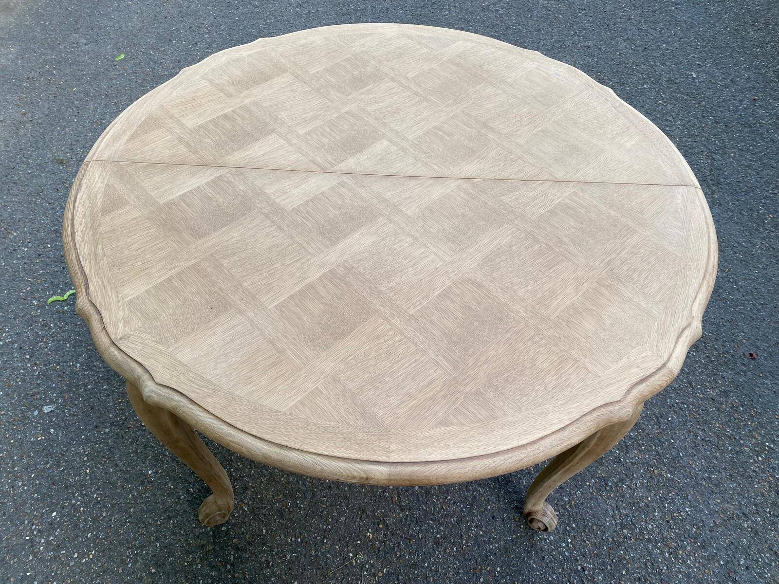 Extendable round Louis XV dining table, renovated in raw wood, 20th century, 200cm