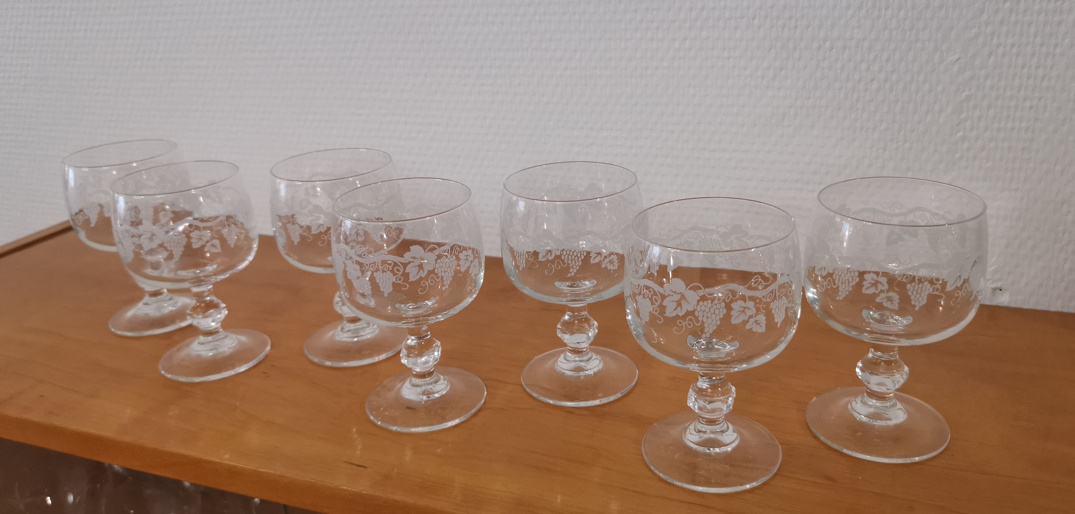 Set of 7 white wine glasses on feet, grape decoration and Luminarc vine shoot