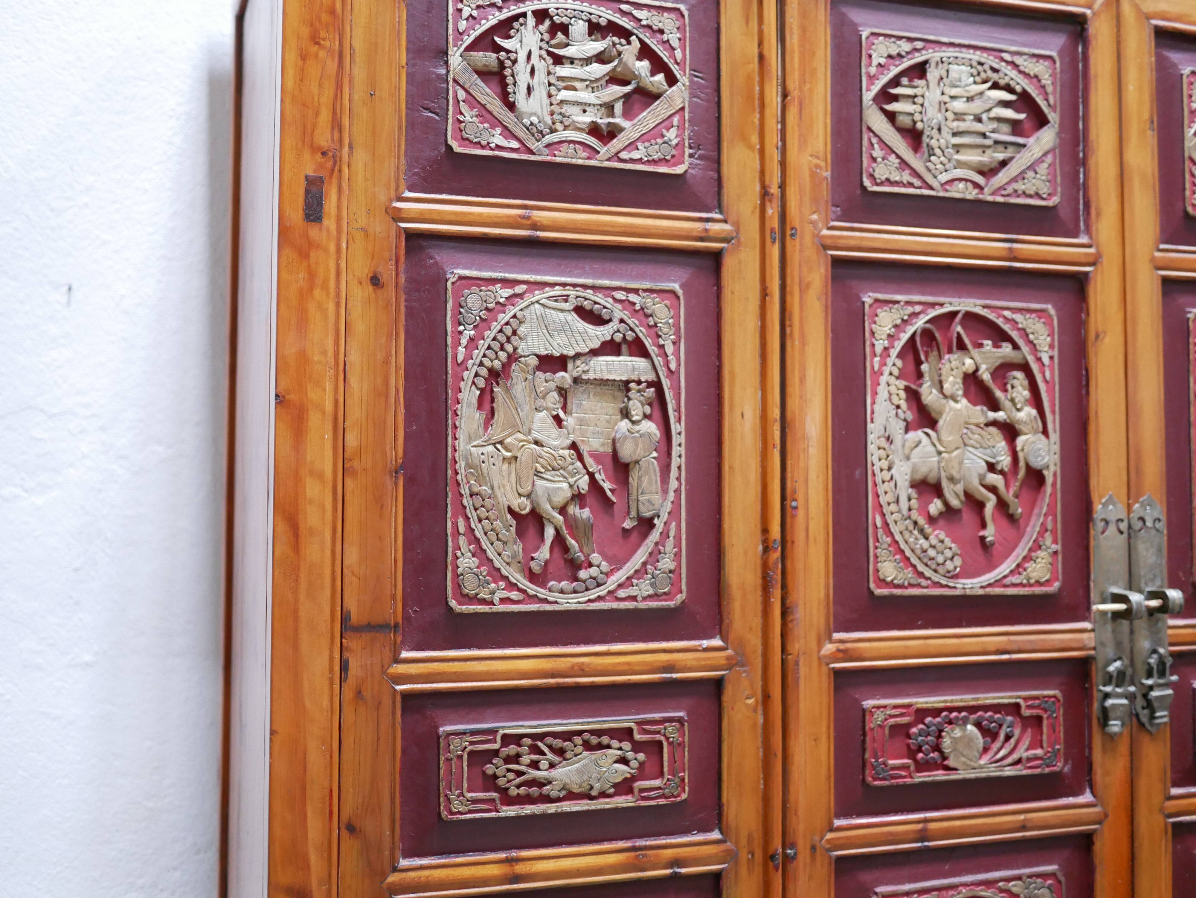 Armoire de mariage chinoise ancienne en orme sculpté et laqué – École de Ni