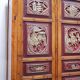 Armoire de mariage chinoise ancienne en orme sculpté et laqué – École de Ni