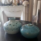 Deux vases en céramique bleus
