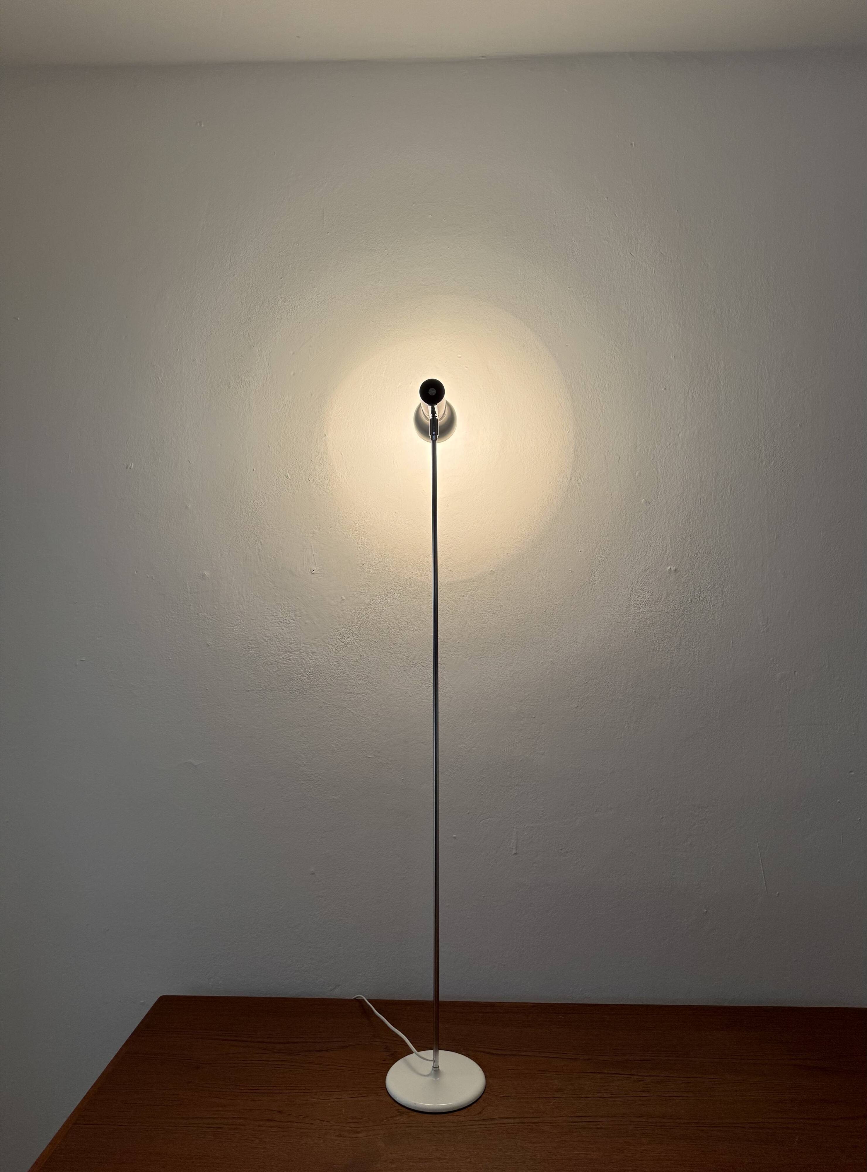 Lampadaire Spot de Swiss Lamps International