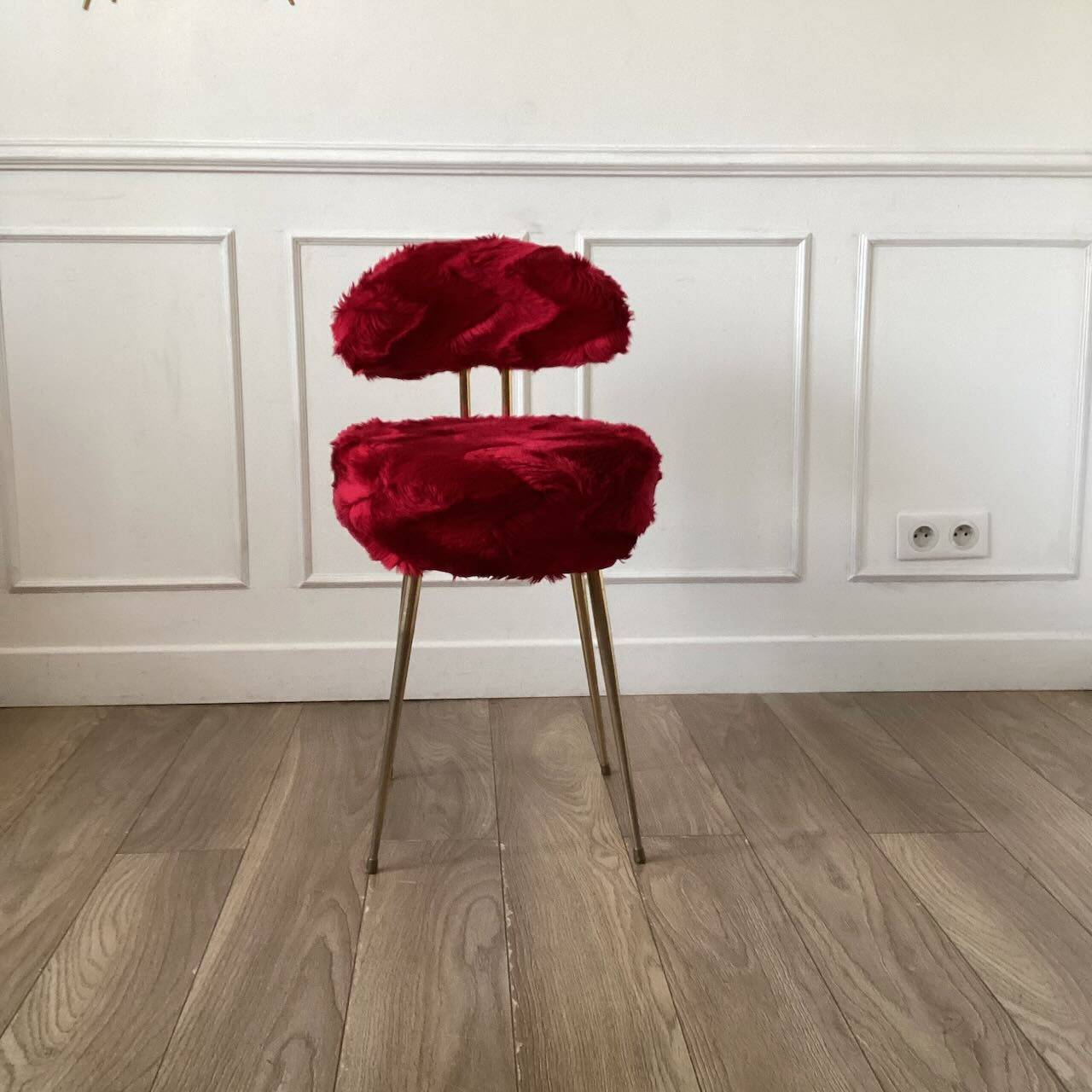 Chaise fourrure rouge