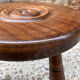 Tabouret en bois brutaliste